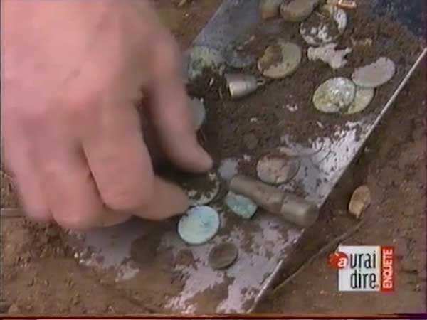 Pièces de monnaies trouvées par le chasseur de trésor Alain Cloarec